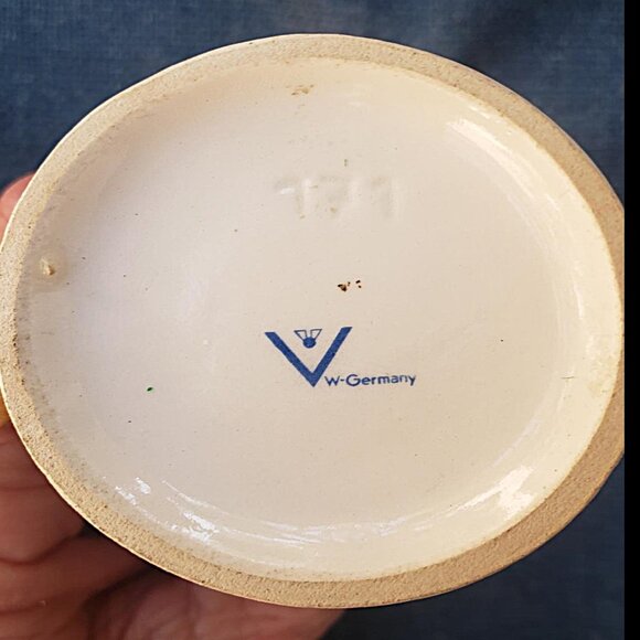 Pair of Vintage Hummels: Little Sweeper and Signs of Spring - Picture 7 of 9